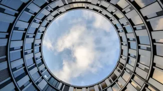 A oculus made of windows that opens to the sky 