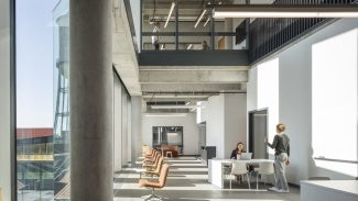 The ground-level atrium is the largest of four program attractors throughout the building. With views toward makerspaces and flooded with light from the second-level courtyard, flexible seating, and informal meeting spaces are surrounded by innovation.