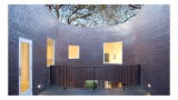 A curved wall in the courtyard of EL House, Houston by WW Architecture