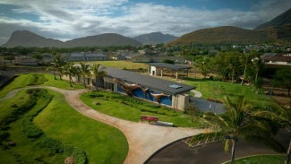 KALANIHO’OKAHĀ COMMUNITY LEARNING CENTER CELEBRATES THE INTERSECTIONS OF EDUCATION, HEALTH, THE SPIRIT, CONNECTION TO NATURE, AND THE LOCAL HAWAIIAN CULTURE OF NANAKULI. SINCE OPENING ITS DOORS IN 2020, IT HAS QUICKLY BECOME A SIGNIFICANT PLACE IN THE COMMUNITY.