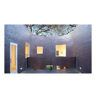 A curved wall in the courtyard of EL House, Houston by WW Architecture